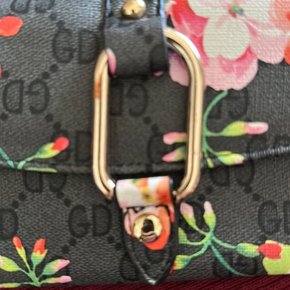 Cute wallet . - Picture 2 of 3